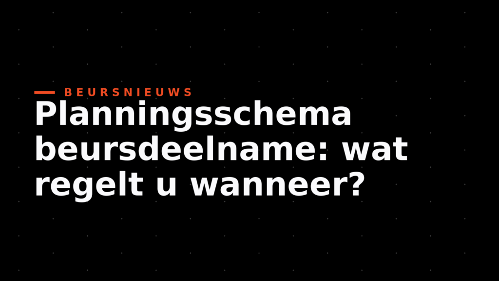 Monteurs bouwen een beursstand op in een lege beurshal, met wandframes en gereedschap op de vloer