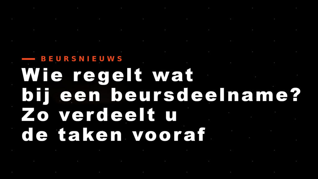 Twee monteurs bouwen een modulaire beursstand op met framewanden en een verhoogde vloer in een lege beurshal